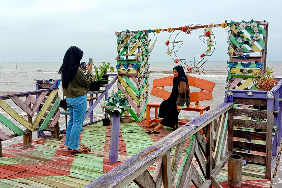 INDAH: Pantai Kuripan yang bisa menenangkan pikiran karena menawarkan tempat yang sejuk, dan indah.
