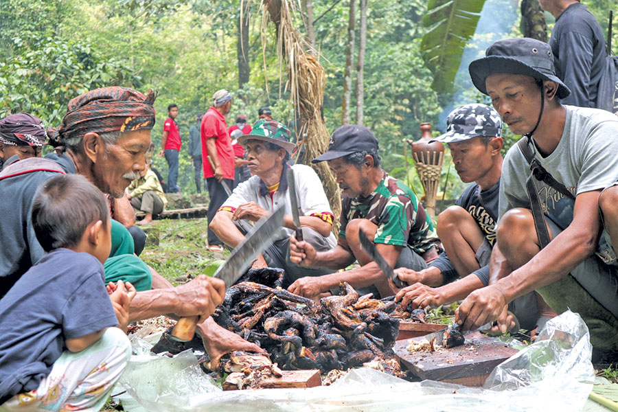 KULINER KHAS : Sego Iriban kuliner khas Desa Lerep yang mulai bisa dinikmati masyarakat umum di Pasar Kuliner Tempoe Doeloe setiap minggu pahing dan pon.