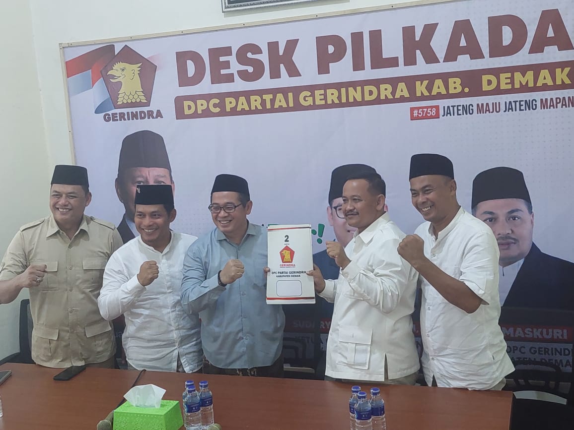 Teguh Sapto Utomo diterima tim Desk Pilkada saat mendaftar di DPC Gerindra Demak Jumat siang (10/5). (Wahibpribadi)