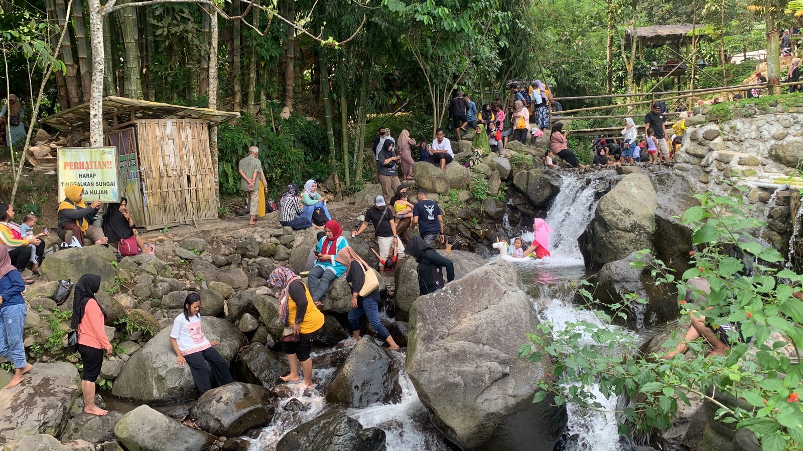 Ribuan pengunjung saat menikmati pesona wisata alam Kalikesek di Desa Sriwulan, Limbangan. DEVI KHOFIFATUR RIZQI/ JAWA POS RADAR SEMARANG