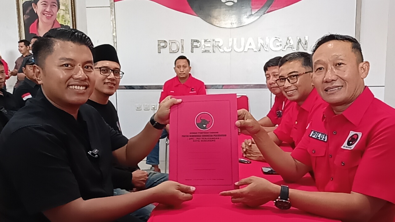 TERJUN KE POLITIK : Sekretaris Dinas Pemadam Kebakaran (Damkar) Kota Semarang, Ade Bhakti Ariawan ketika mengambil formulir di Kantor DPC PDI-Perjuangan, Jumat (10/5)