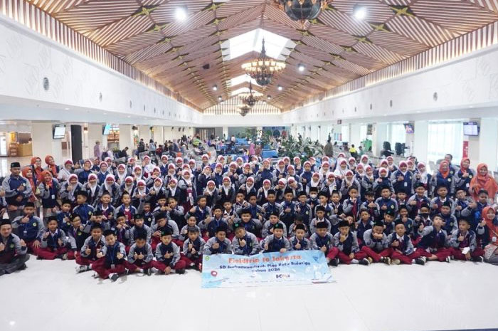 Anak SD Muhammadiyah Plus Salatiga saat persiapan study tour naik pesawat terbang.