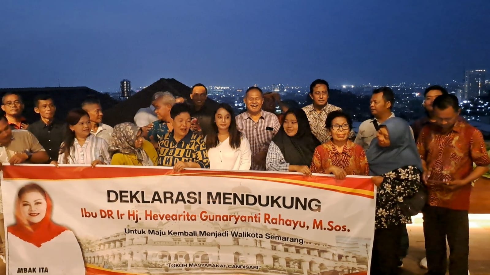Deklarasi dukungan kepada Mbak Ita untuk maju kembali di Pilwakot Semarang 2024 yang dilakukan warga Kecamatan Candisari, Kota Semarang, Jumat malam (10/5).