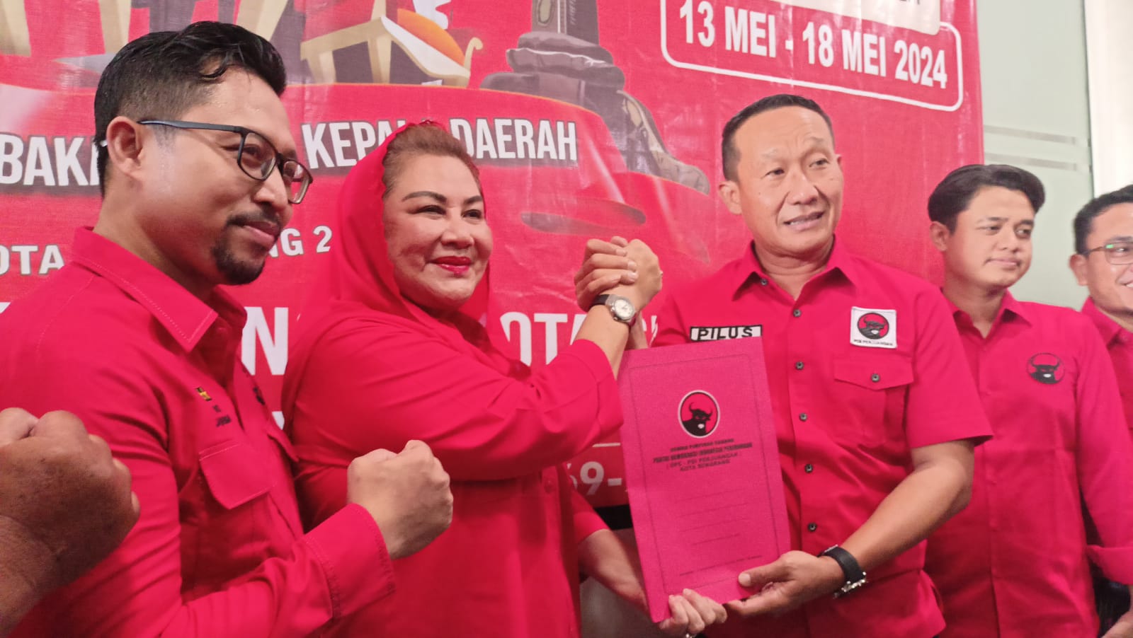 Hevearita Gunaryanti Rahayu akhirnya kembali maju dalam Pilwakot 2024, usai mengambil formulir pendaftaran calon Wali Kota (Cawali) di Kantor DPC PDI-P Kota Semarang, Sabtu (11/5).