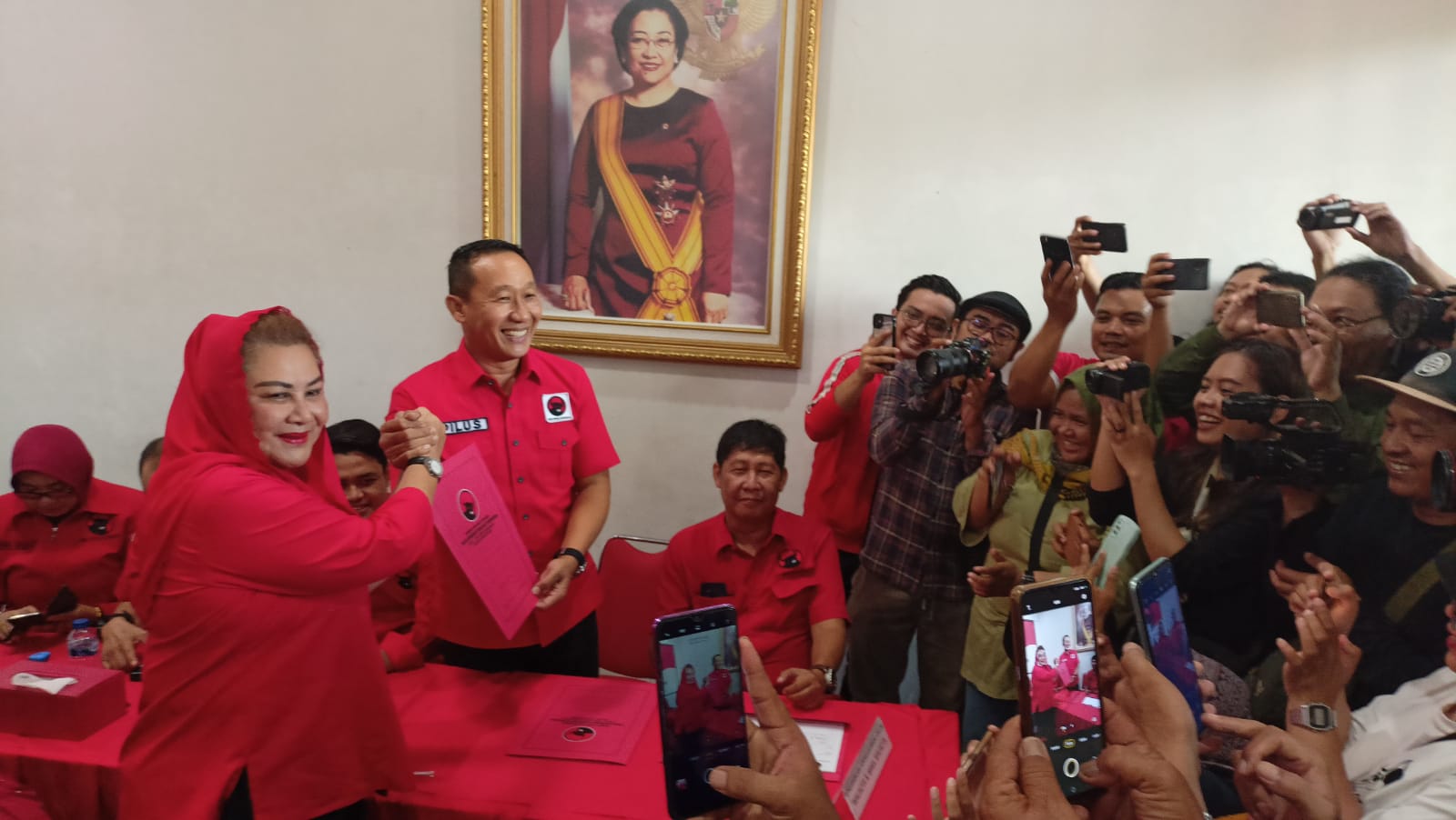 Mbak Ita mengambil formulir pendaftaran calon Wali Kota (Cawali) di Kantor DPC PDI Perjuangan (PDIP) Kota Semarang, Sabtu (11/5). (Adennyar Wycaksono/Jawa Pos Radar Semarang)