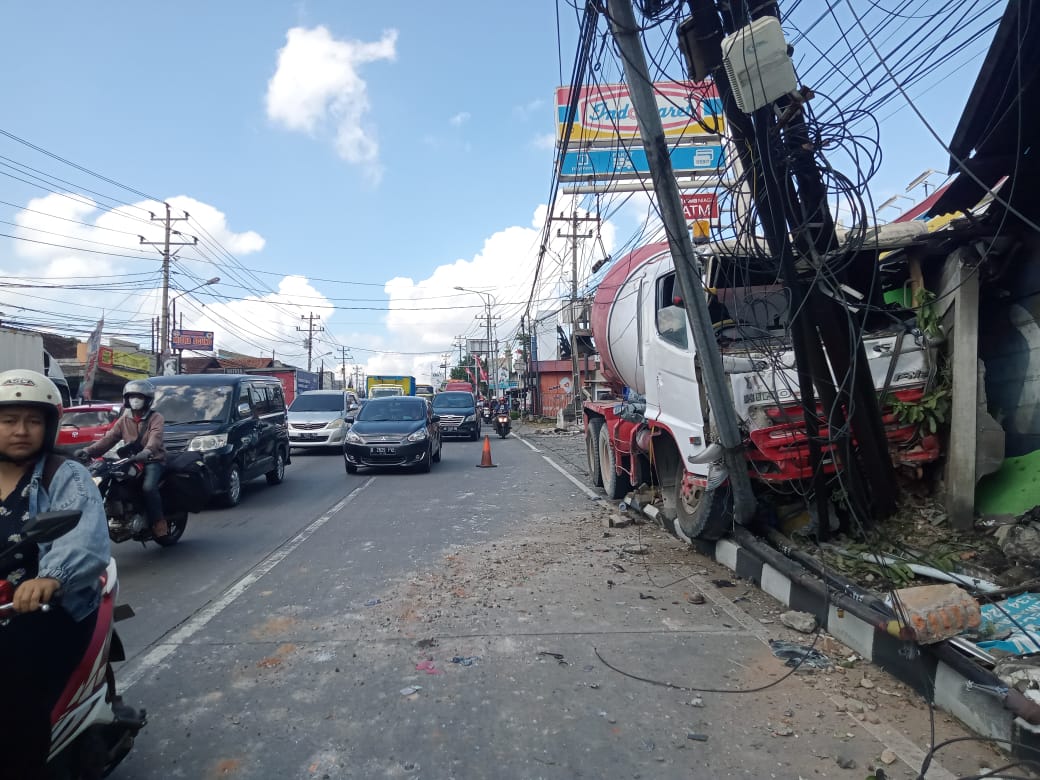 Kondisi truk molen yang menabrak tiang listrik sebelum dilakukan evakuasi. NURFAIK NABHAN/Jawa Pos Radar Semarang