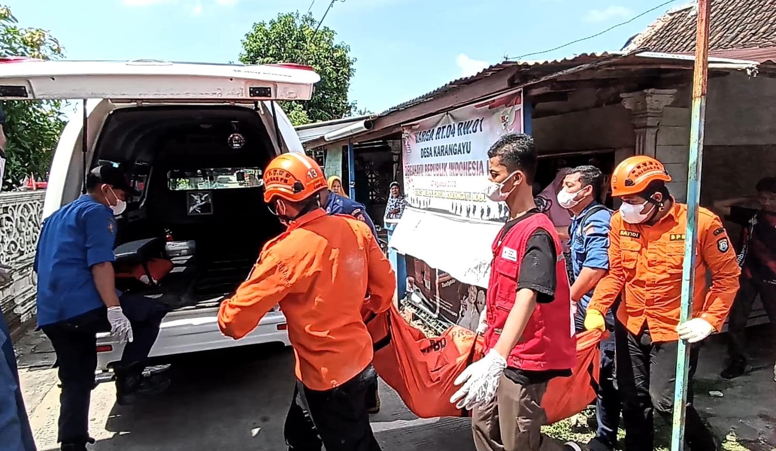 Tim gabungan saat mengevakuasi korban meninggal dunia yang ditemukan di dalam sumur di Desa Karangayu, Cepiring. DEVI KHOFIFATUR RIZQI/ JAWA POS RADAR SEMARANG