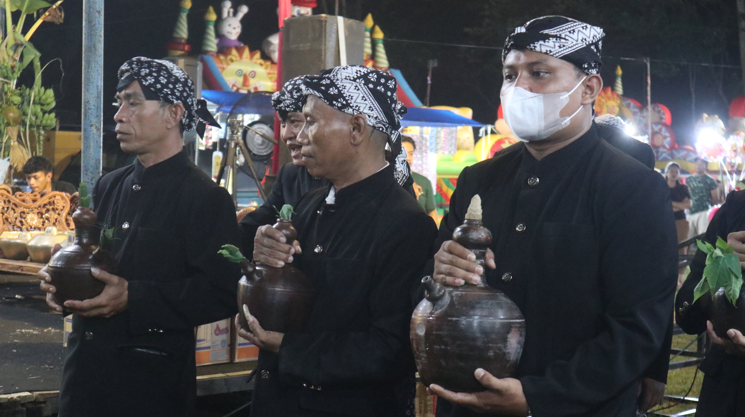 Masing-masing kepala dusun membawa kendi berisikan air dari sumber mata air