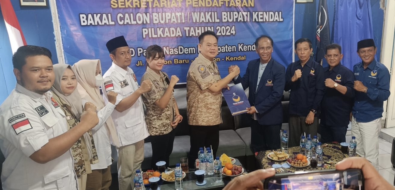 Kakak mantan Bupati Kendal Mirna Annisa, Mifta Reza mengambil formulir pendaftaran calon bupati Kendal di kantor DPC Partai Nasdem.