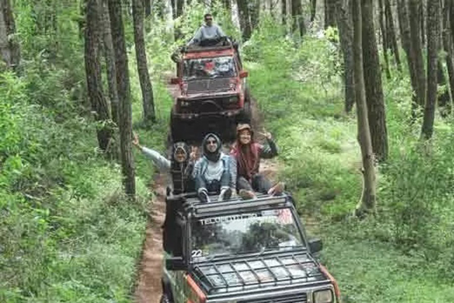 Rombongan wisatawan menaiki jeep menuju Puncak Telomoyo.