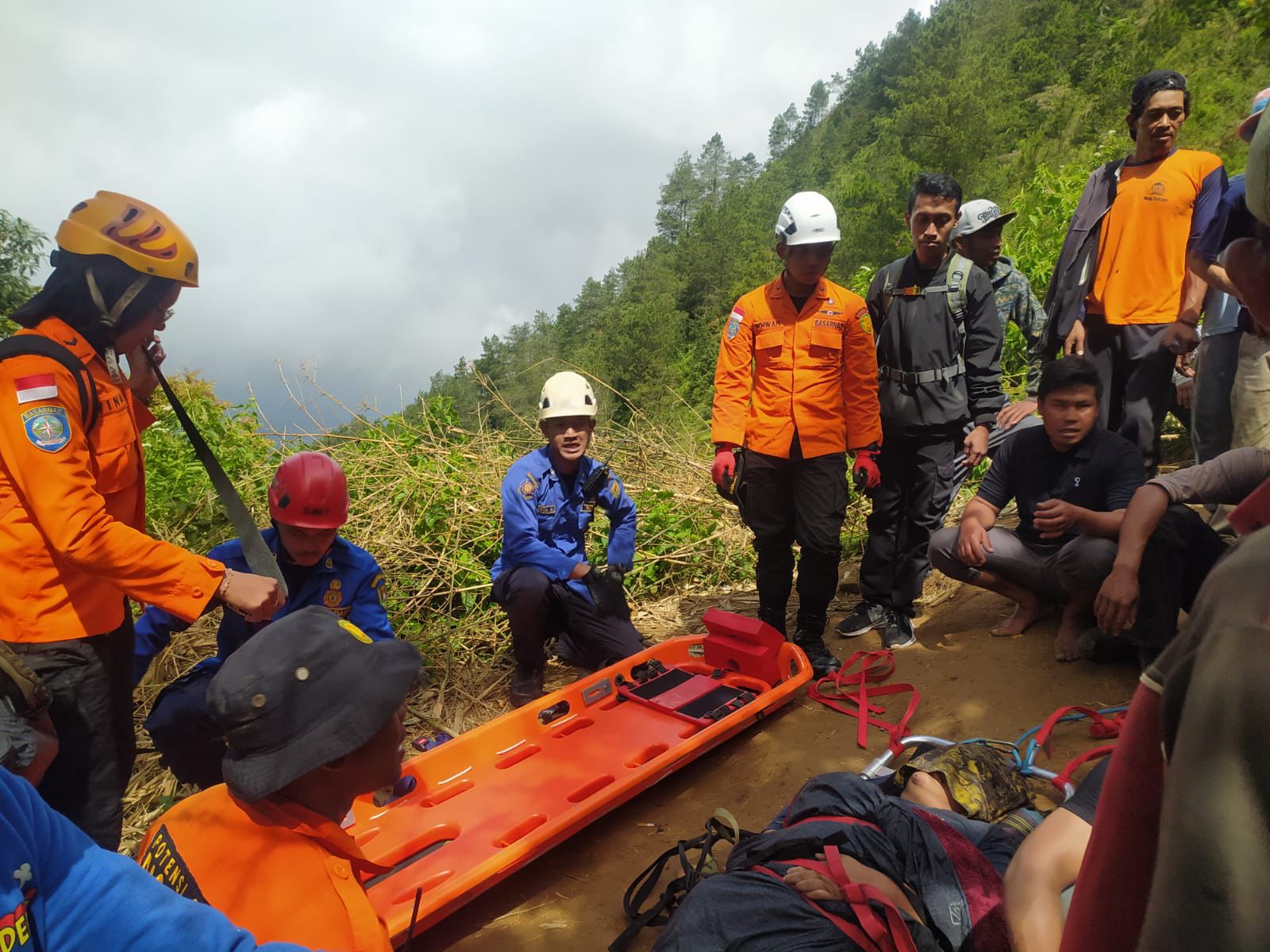 Tim SAR Gabungan saat melakukan evakuasi korban terpeleset di jalur pendakin Gunung Andong via Sawit Minggu (12/5).