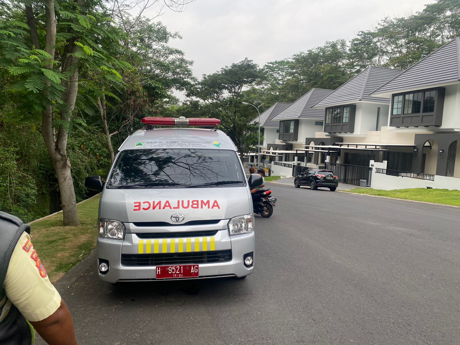Petugas mengevakuasi korban kecelakaan di salah satu perumahan di Semarang.  (M Hariyanto/Jawa Pos Radar Semarang)