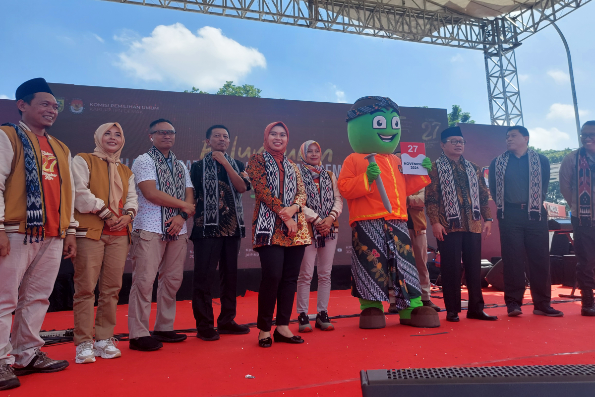 Bupati Demak dr Eistianah dan Ketua KPU Siti Ulfaati dalam launching pilkada serentak yang ditandai penampilan maskot brayo di Stadion Eistimewa kemarin. (Wahibpribadi)