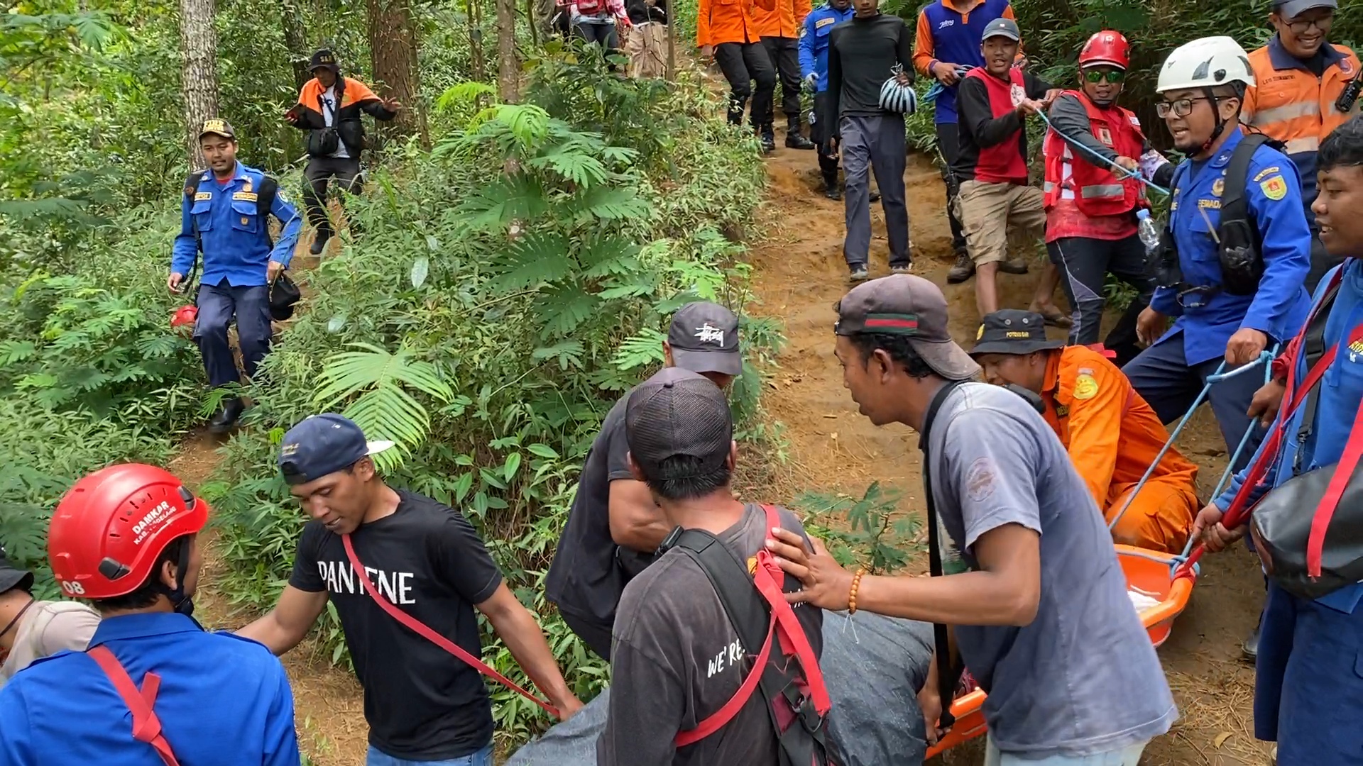 Proses evakuasi pendaki asal Kendal yang terperosok ke dalam jurang di Gunung Andong, Kabupaten Magelang, Minggu (12/5).
