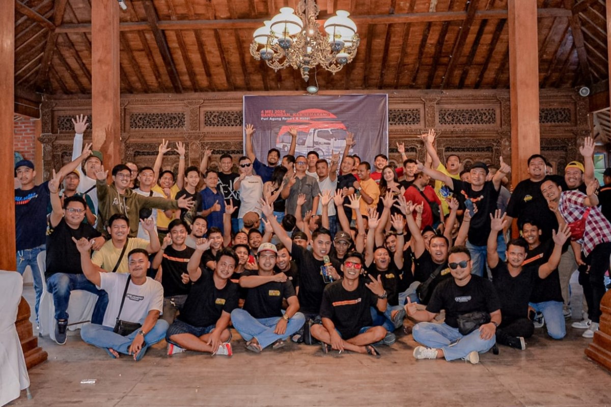 Foto bareng para anggota towing enthusiast dari Joglosemar (Jogja, Solo, dan Semarang) saat Halal Bi Halal. NURFAIK NABHAN/Jawa Pos Radar Semarang