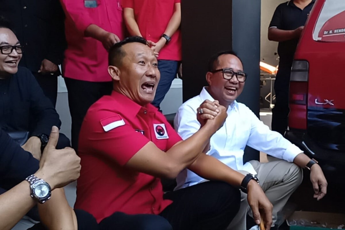 Iswar Aminuddin (Sekda Kota Semarang) saat mengambil formulir di PDIP. (Adennyar/Wycaksono/Jawa Pos Radar Semarang)