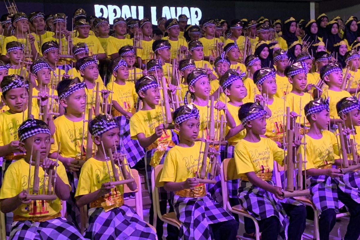 Ratusan siswa terlihat kompak bermain alat musik angklung di Pendopo Tumenggung Bahurekso. DEVI KHOFIFATUR RIZQI/ JAWA POS RADAR SEMARANG