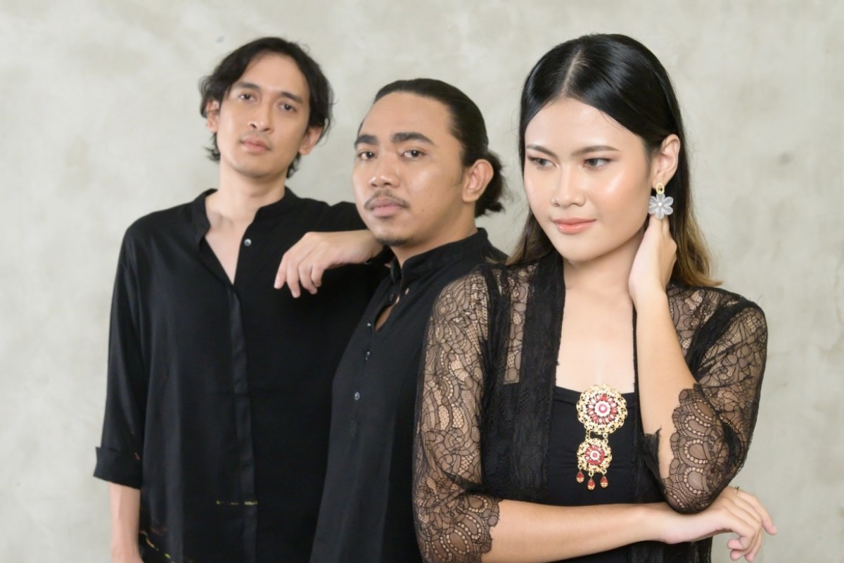 Format baru tiga personel band Soegi Boernan,&nbsp;Sadhvika Vraspati&nbsp;(vokal), Sunyi Ruri&nbsp;(gitaris), dan&nbsp;Aditya Ilyas&nbsp;(gitaris)