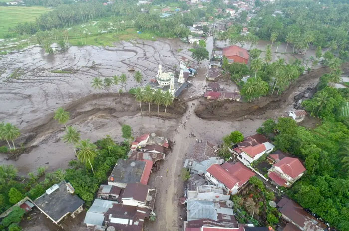 Pantauan drone banjir lahar dingin di Simpang Manunggal, Kecamatan Lima Kaum, Kab Tanah Datar, Sumatera Barat.