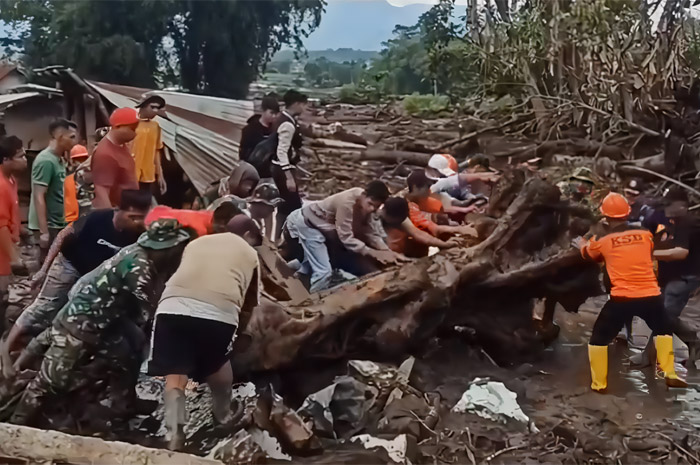 Penanganan darurat di area terdampak banjir lahar dingin dan tanah longsor terus dilakukan oleh tim gabungan BPBD Tanah Datar, Basarnas, TNI, Polri, dan relawan.
