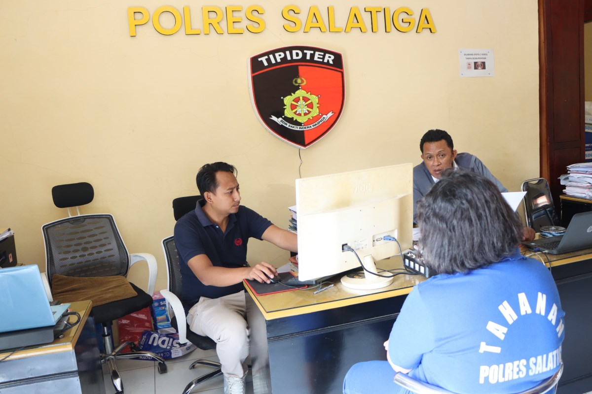 Perempuan ART (Asisten Rumah Tangga) berinisial TS,  warga Tingkir Salatiga diamankan Satreskrim Polres Salatiga.