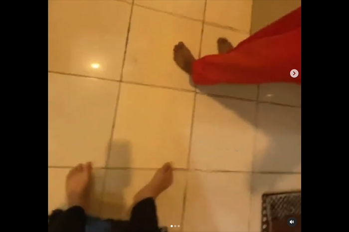Tangkapan layar video viral pegawai SPBU Demak yang diituding mengintip wanita saat BAB di toilet.