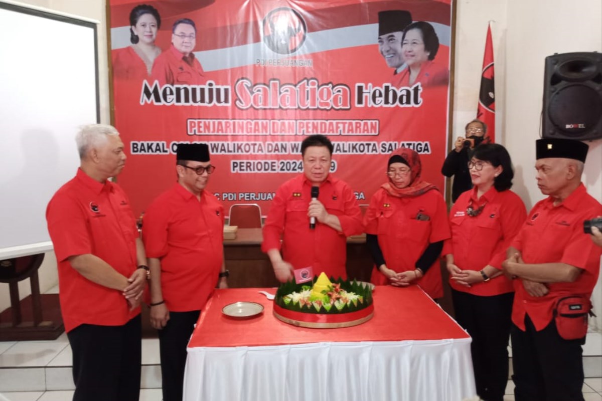DPC PDI Perjuangan (PDIP) sudah menyelesaikan proses pengambilan formulir bakal calon wali kota dan wakil wali kota untuk Pilwakot Salatiga 2024. (Dhinar Sasongko/Jawa Pos Radar Semarang)
