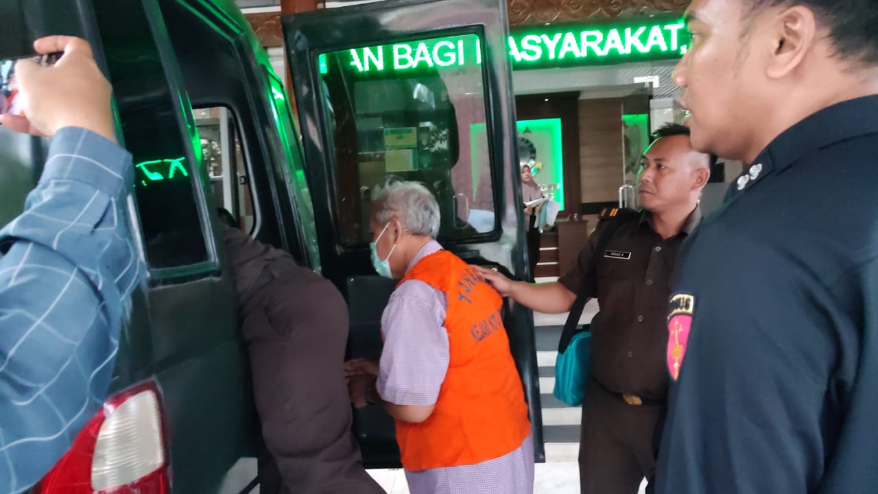 Mantan Lurah Sawah Besar JS digelandang ke Lapas Semarang usai ditetapkan sebagai tersangka kasus pungli, Selasa (14/5/2024). IDA FADILAH/JAWA POS RADAR SEMARANG