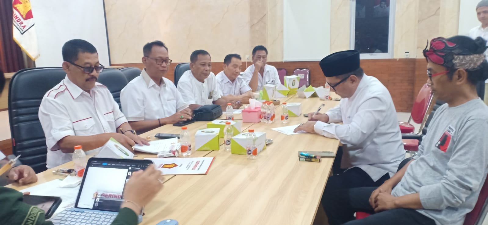 PENJAJAKAN : Sekretaris Daerah Kota Semarang, Iswar Aminuddin ketika melakukan komunikasi politik dan penjajakan di DPC Partai Gerindra.