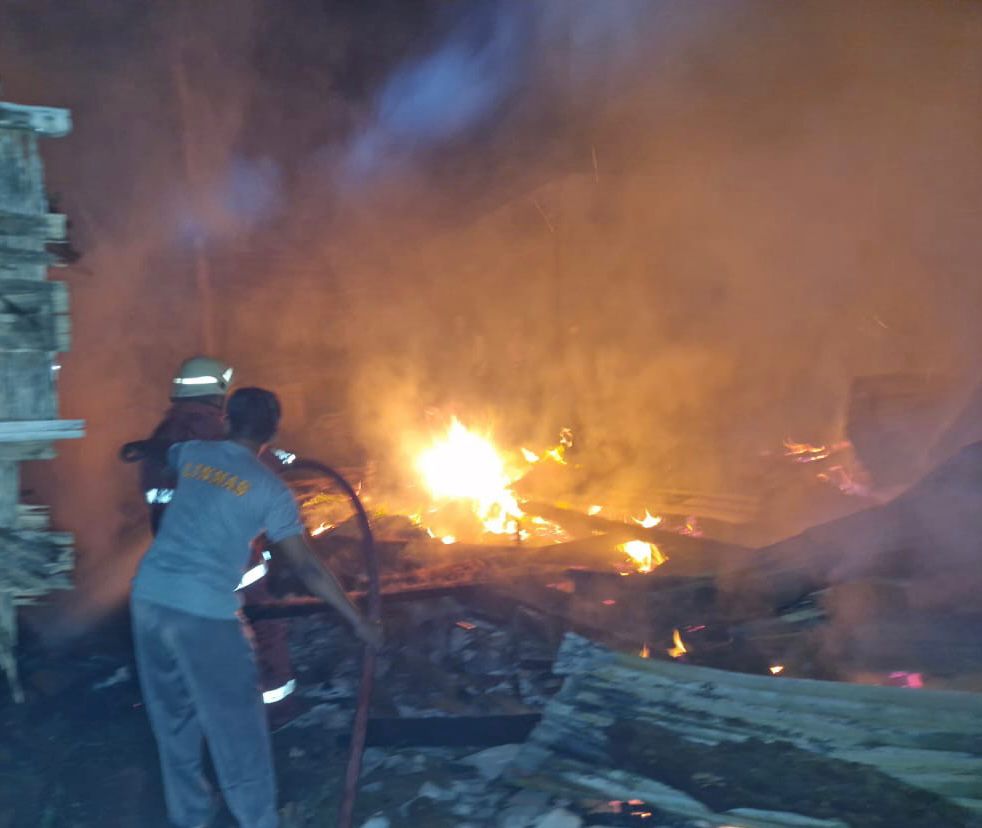 Peristiwa kebakaran yang terjadi di Dukuh Kendayaan, Desa Penyangkringan, Weleri, Selasa (14/5) malam.