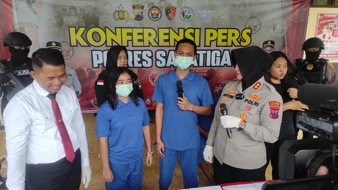 Pasangan suami istri (pasutri) berhasil menggelapkan 60 mobil rental di wilayah Kota Salatiga dan Kabupaten Semarang. (Dhinar Sasongko/Jawa Pos Radar Semarang)