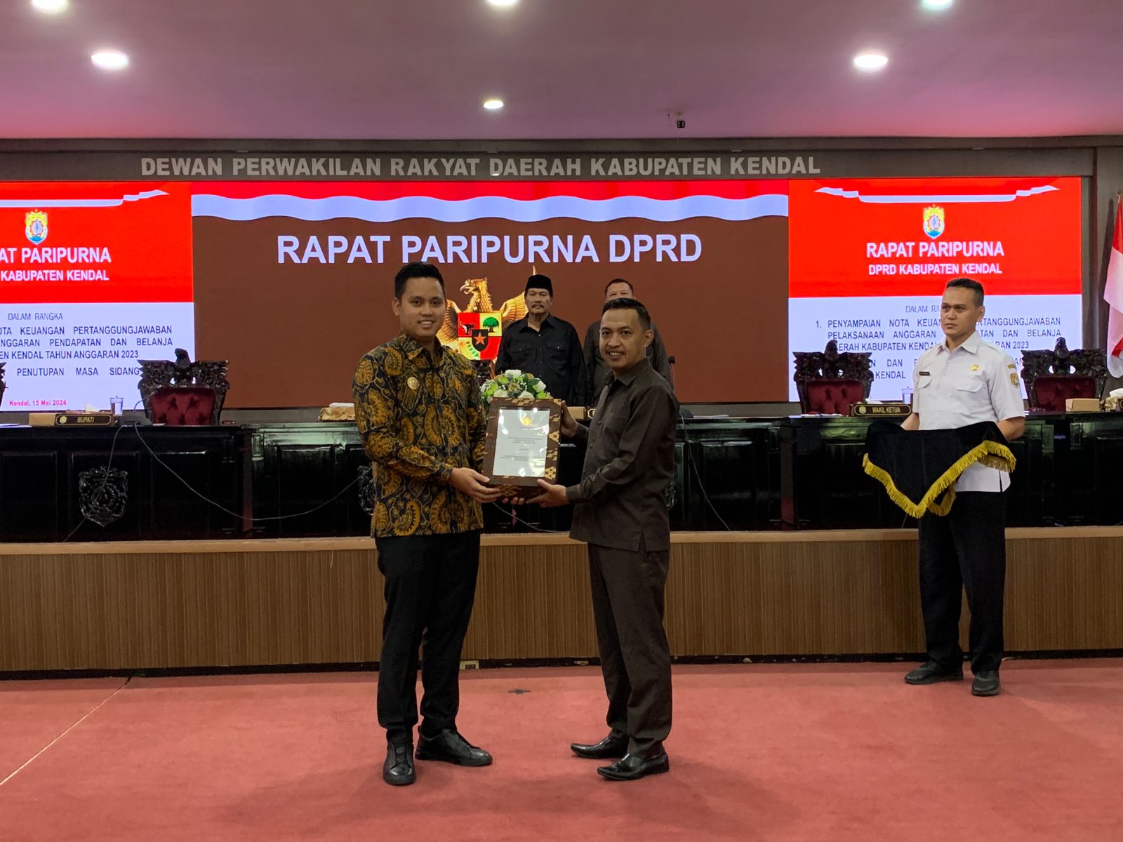 Bupati Kendal Dico M Ganinduto menyerahkan laporan nota keuangan pertanggungjawaban APBD tahun 2023 kepada DPRD Kendal untuk dibahas. DEVI KHOFIFATUR RIZQI/ JAWA POS RADAR SEMARANG