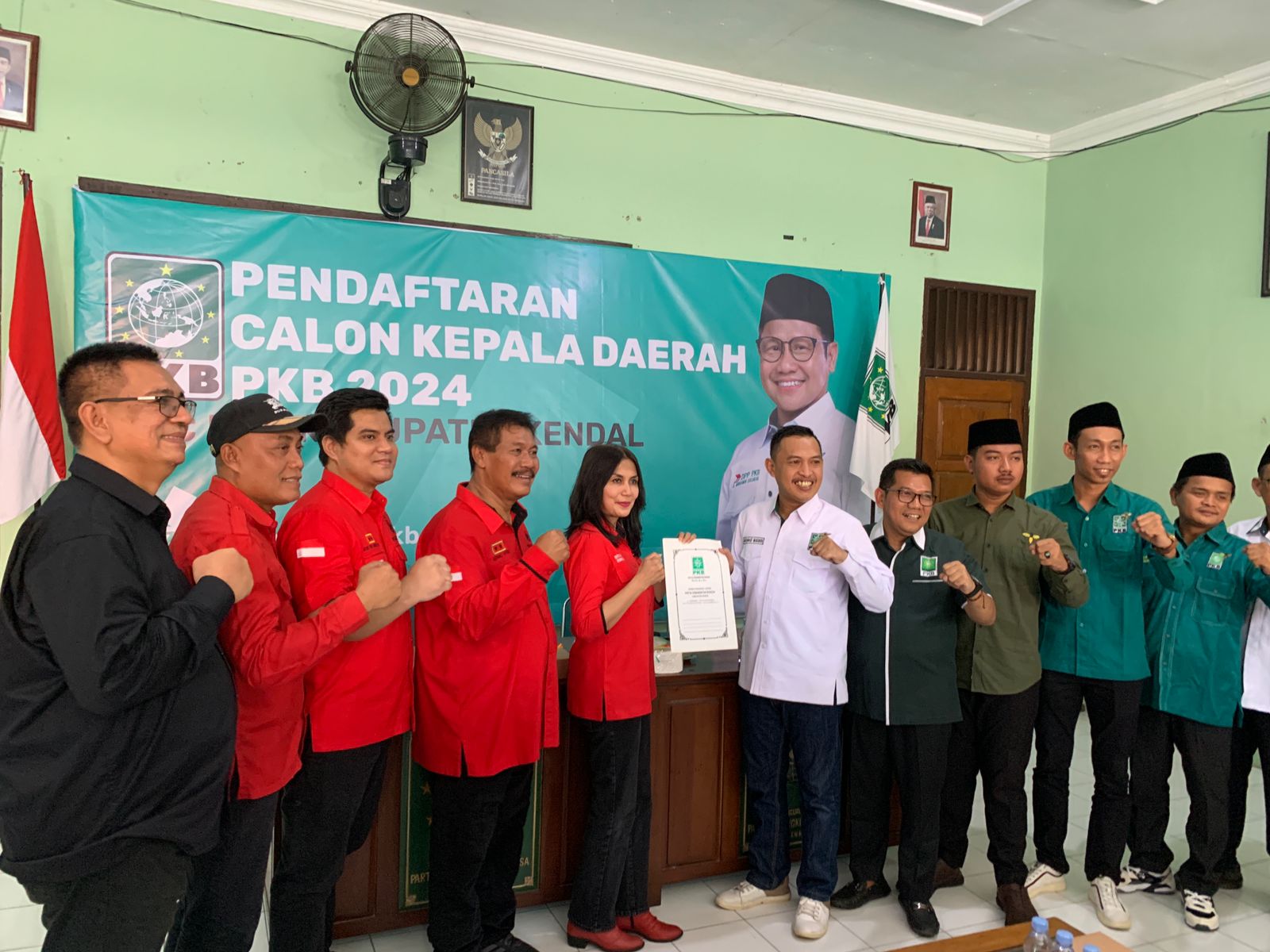 Duah kartika ditemani sang suami mengambil formulir pendaftaran cabup-cawabup di DPC PKB Kendal Rabu (15/5). DEVI KHOFIFATUR RIZQI/ JAWA POS RADAR SEMARANG