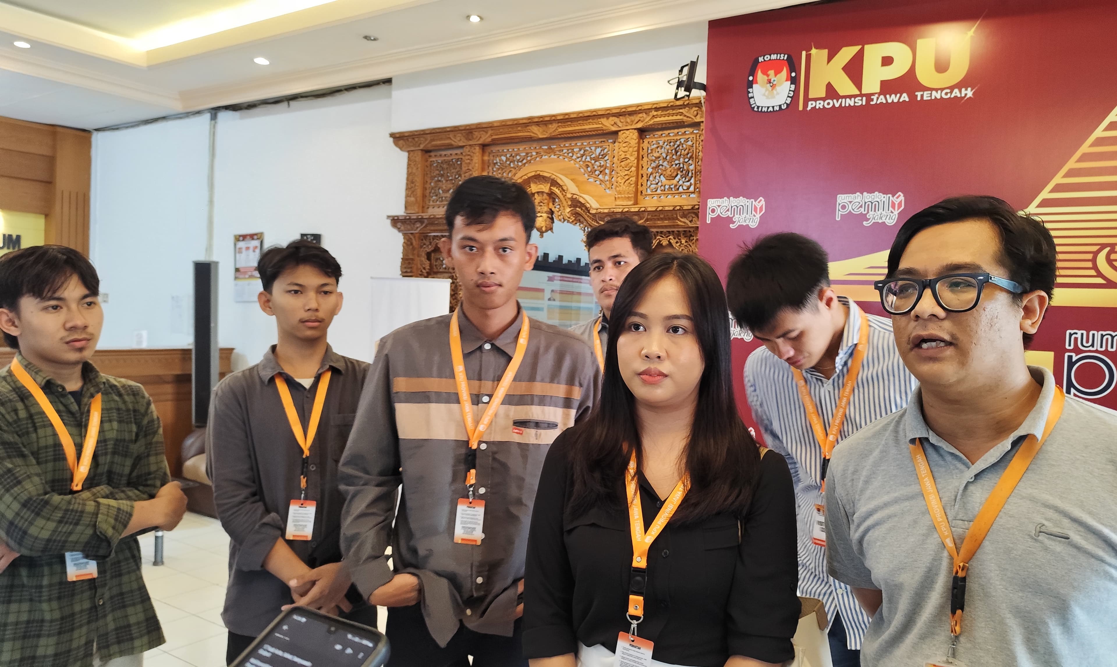 Mahasiswa perwakilan perantau asal Sulsel usai beraudiensi dengan Ketua KPU Jateng.