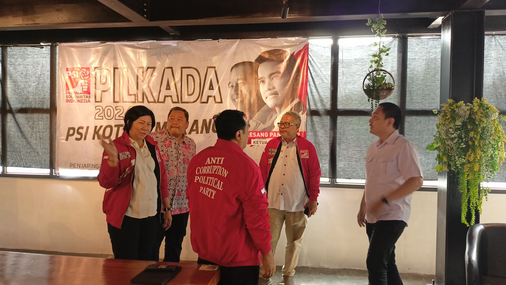 CEO PSIS Yoyok Sukawi ketika mengembalikan bekas ke PSI Kota Semarang