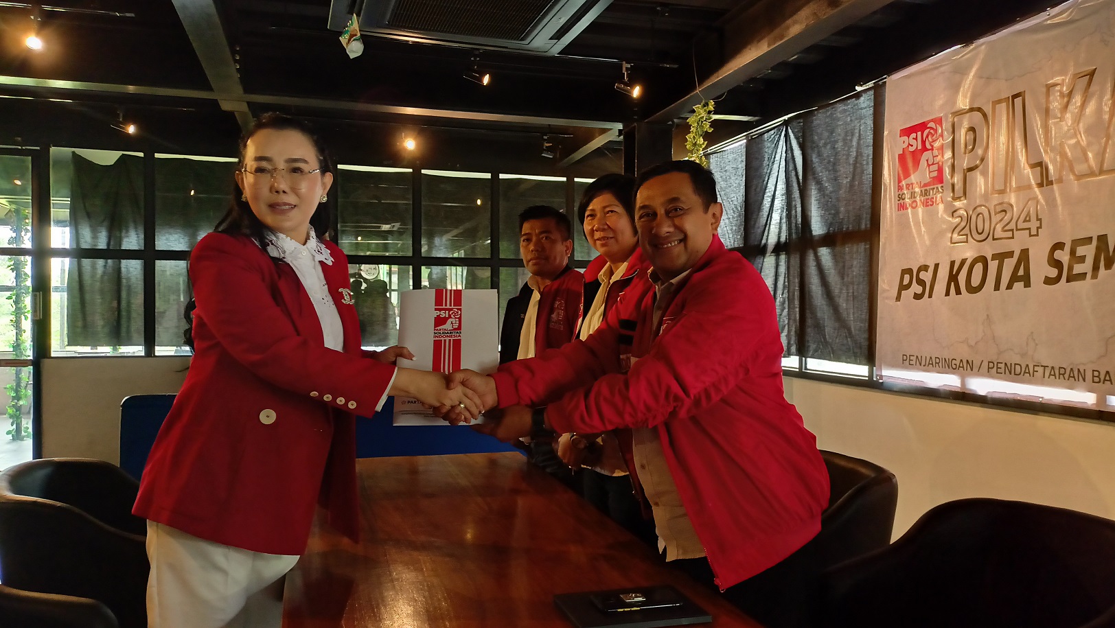 KEMBALIKAN BERKAS : Pengusaha Dewi Susilo mengembalikan berkas ke PSI, Rabu (15/5)