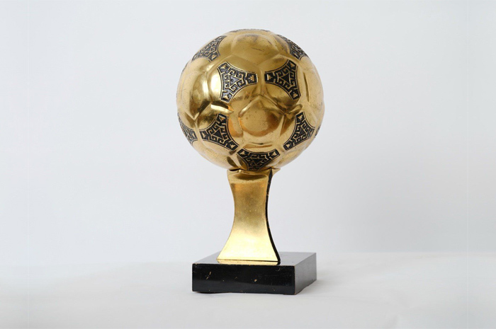 Trofi Bola Emas Adidas yang diterima Diego Maradona di Piala Dunia 1986 akan dilelang.