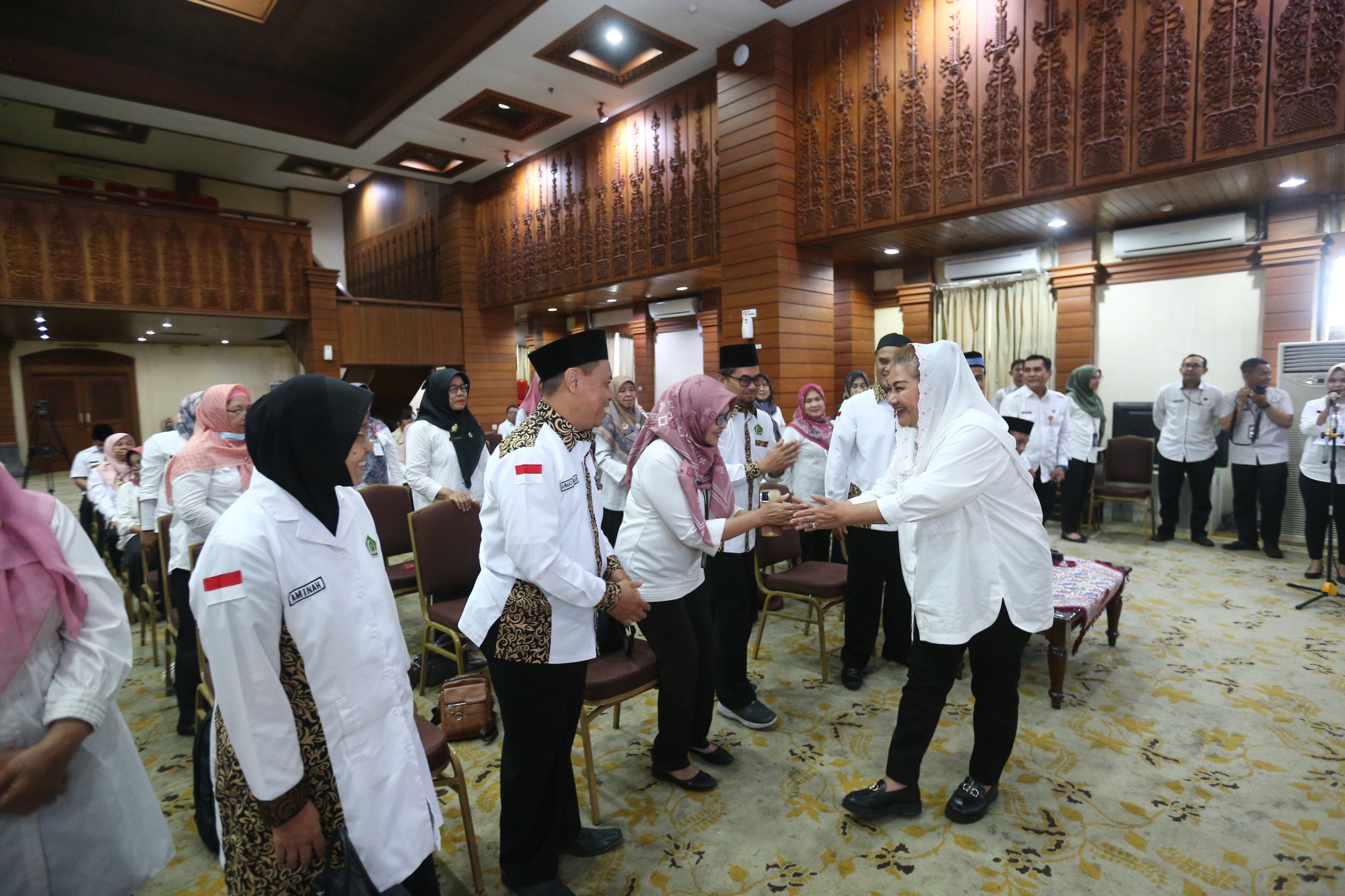 Wali Kota Semarang, Hevearita Gunaryanti Rahayu melepas keberangkatan 100 jemaah haji Aparatur Sipil Negara (ASN) ke tanah Suci Mekkah untuk melaksanakan Ibadah Haji 2024 di Balai Kota (16/4)