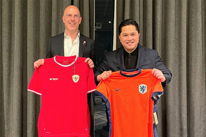 Ketua Umum PSSI Erick Thohir bersama Sekjen KNVB, Gijs de Jong.