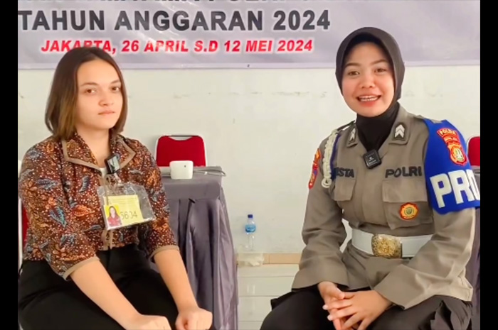 Tangkapan layar, video Polwan berseragam lengkap sedang berbincang dengan artis sintron FTV yang mendaftar jadi Polwan.