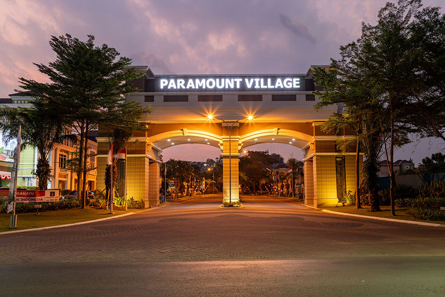 Suasana gate masuk Paramount Village Simongan Kota Semarang.