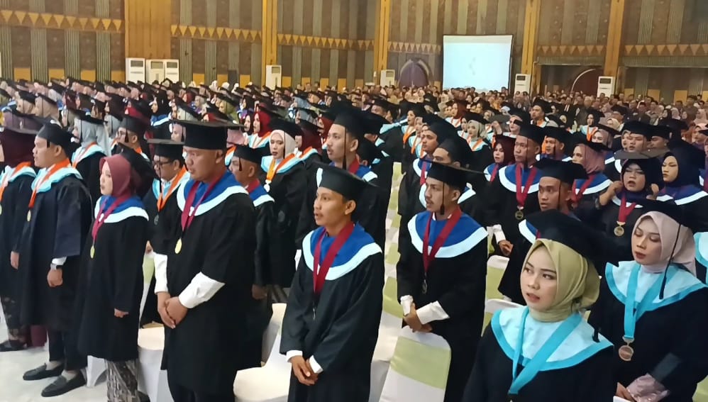 Politeknik Kesehatan Kementerian Kesehatan Semarang (Poltekkes Kemenkes) Semarang menggelar Wisuda ke-115 di Hall Masjid Agung Jawa Tengah (MAJT), Kamis (16/5). M. IQBAL AMAR/JAWA POS RADAR SEMARANG
