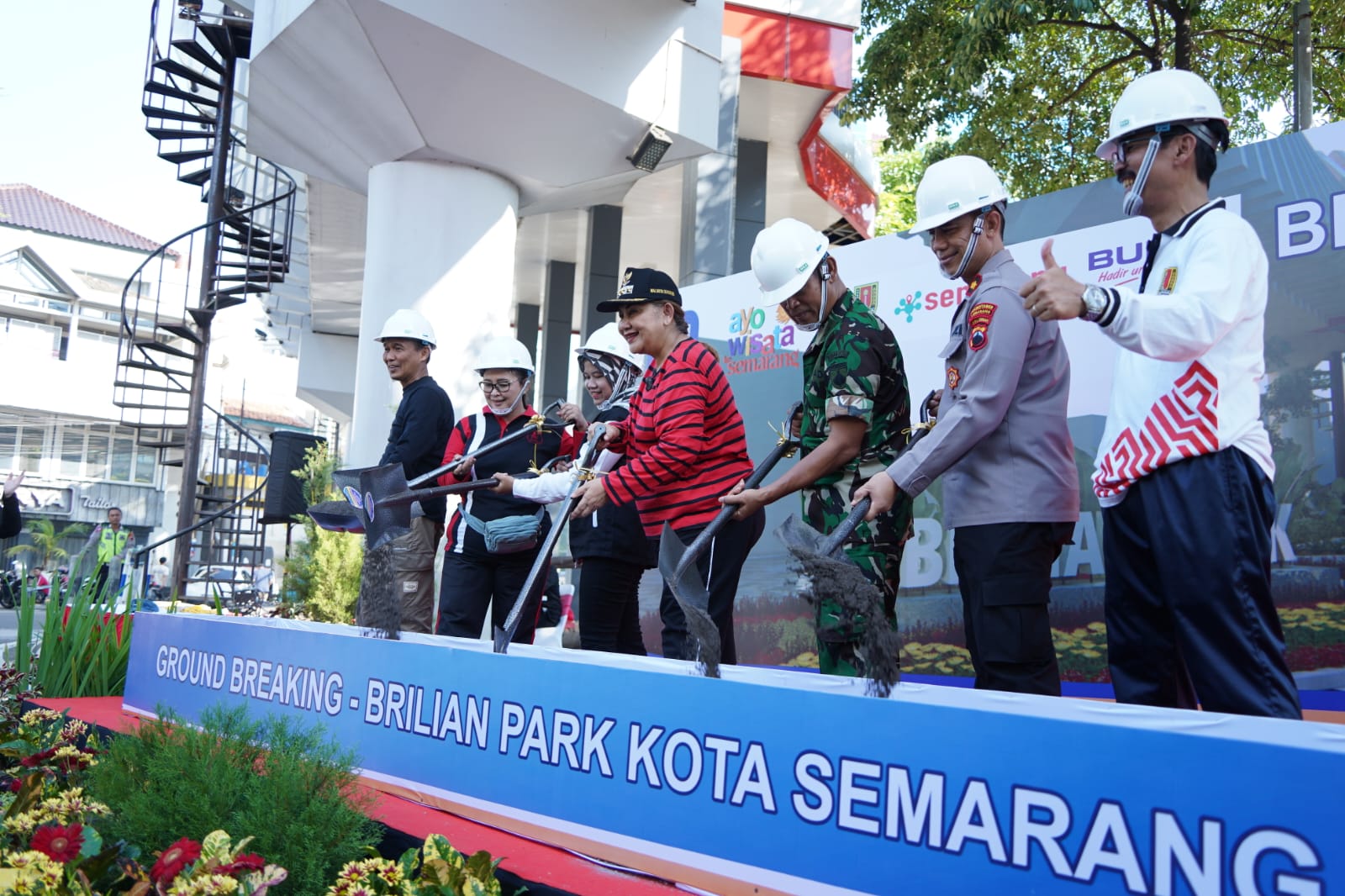 Wali Kota Semarang, Hevearita Gunaryanti Rahayu memimpin kegiatan groundbreaking peningkatan fasilitas publik Taman Brillian Park di Simpang Eka Karya Jalan Pandanaran Semarang, Jumat (17/5).
