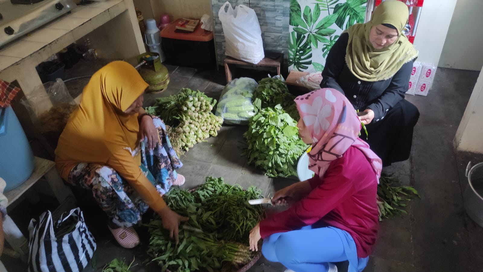 Para relawan menyiapkan bahan makanan di warung ikhlas Salatiga. (Dhinar Sasongko/Jawa Pos Radar Semarang)