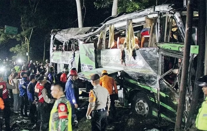 Petugas gabungan mengevakuasi bus Putera Fajar yang mengalami kecelakaan di Ciater, Kabupaten Subang, Sabtu (11/5). (Taofik Achmad Hidayat/Radar Bandung/ Jawa Pos)