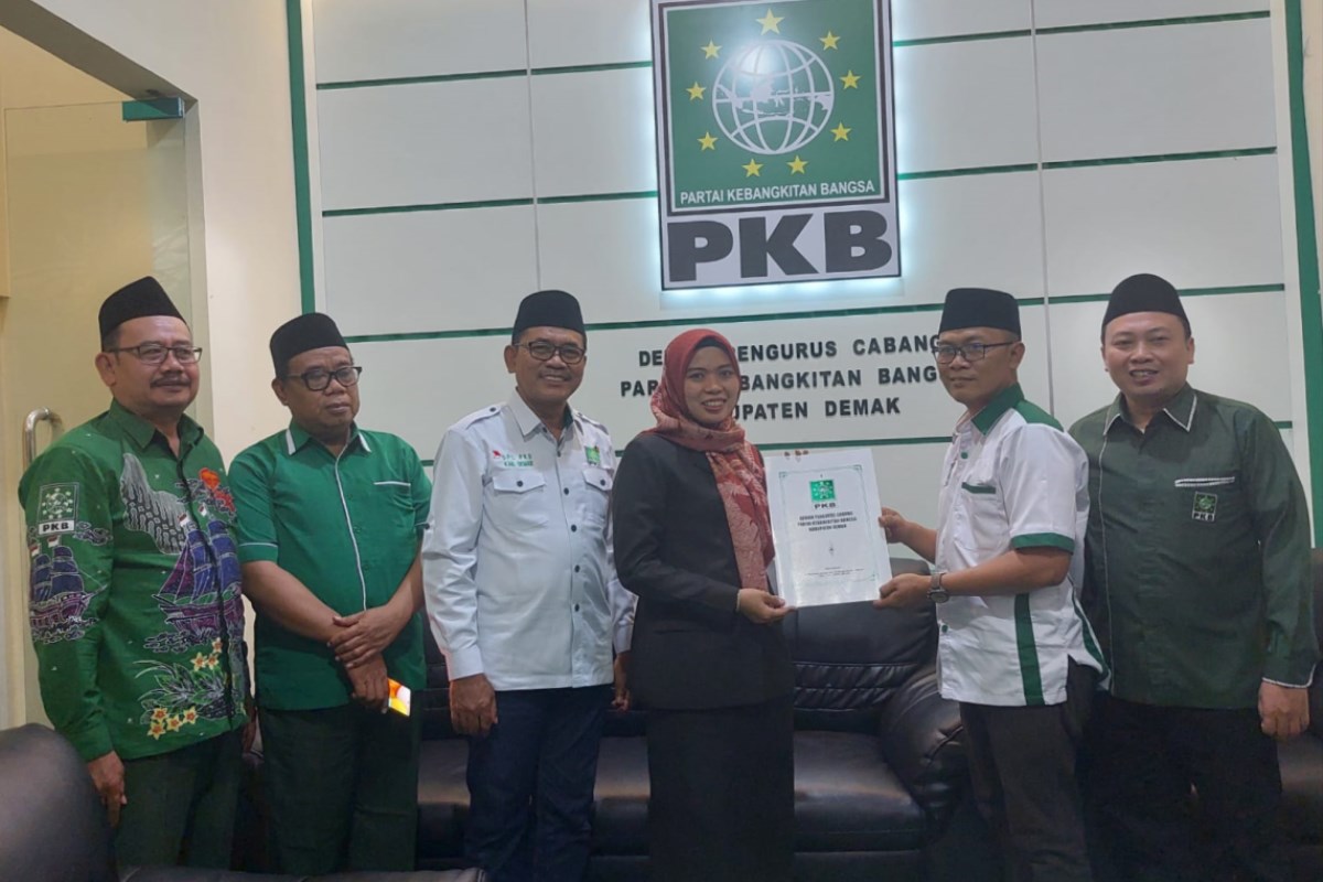 Bupati Demak dr Eistianah menyerahkan berkas pencalonan di Kantor DPC PKB Demak. (Wahibpribadi)