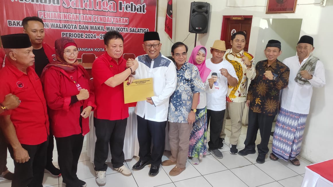 Naik Dokar, Mantan Pj Wali Kota Salatiga Sinoeng N Rachmadi Kembalikan Formulir Pendaftaran Pilwakot 2024 ke DPC PDIP