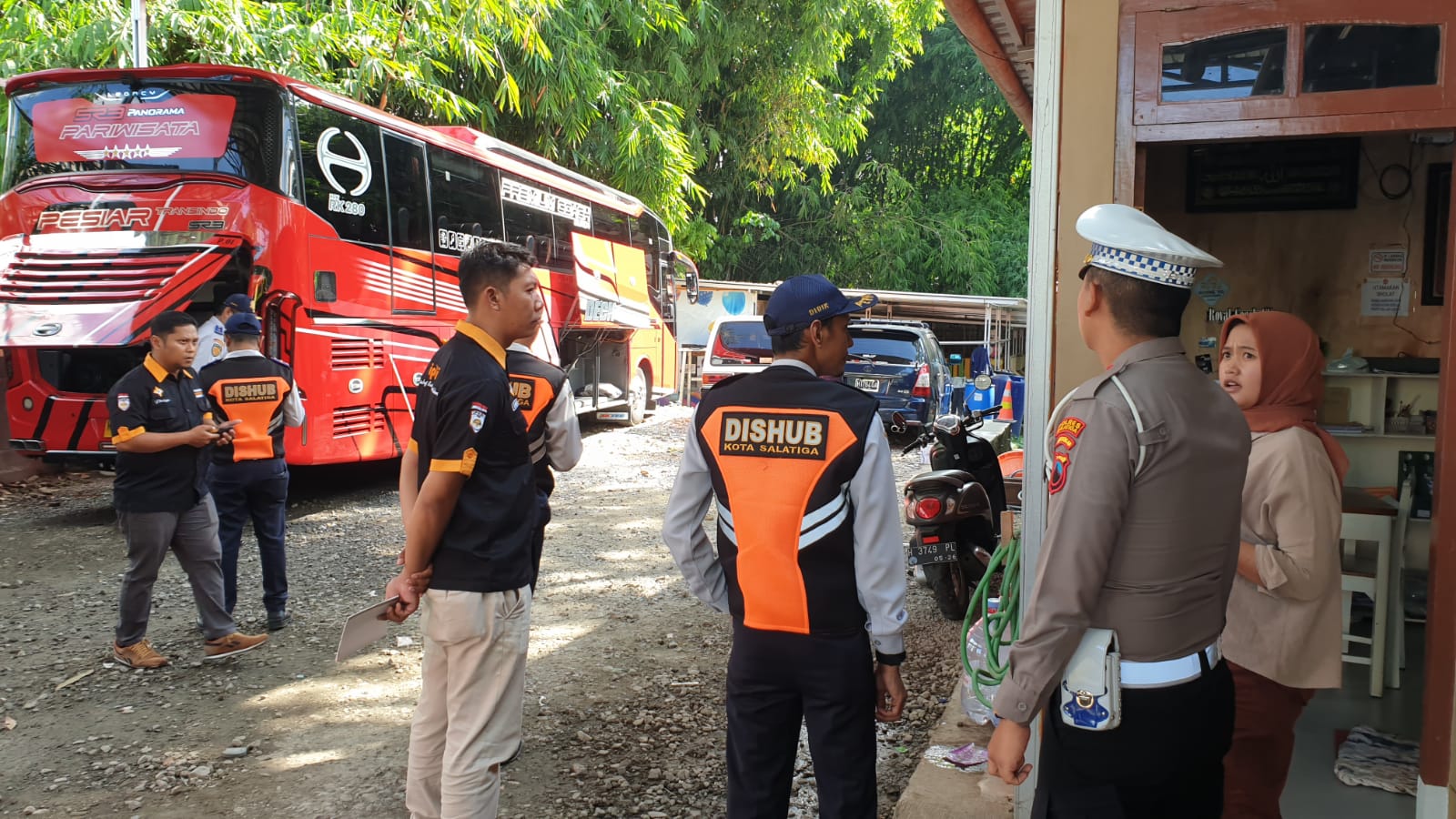 Sat Lantas Polres Salatiga menggandeng Dinas Perhubungan melakukan Ramp Check terhadap bus pariwisata di Kota Salatiga. Sabtu,18/05/2024.