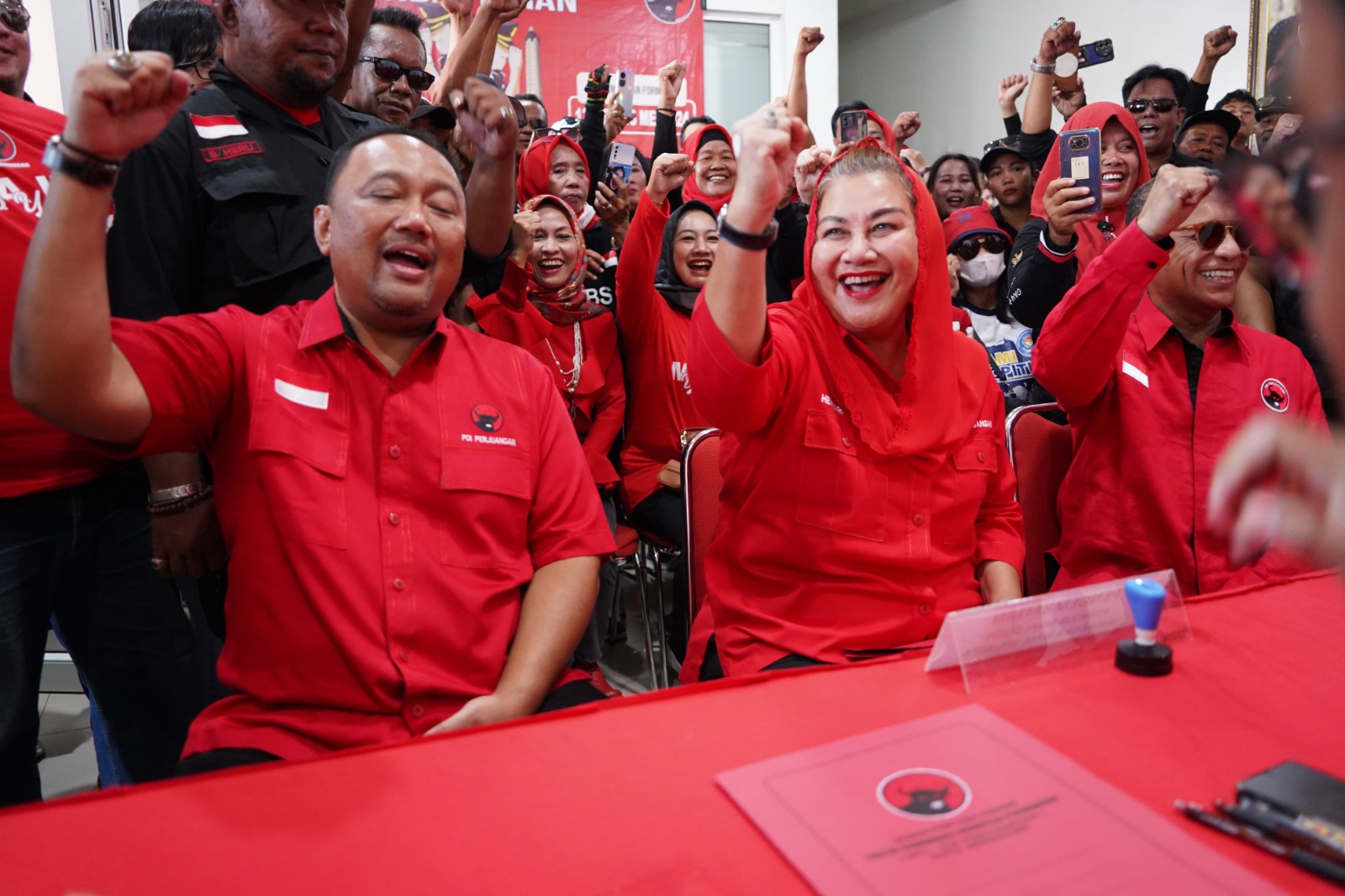 Wali Kota Semarang petahana, Hevearita Gunaryanti Rahayu menyerahkan formulir pendaftaran calon kepala daerah dn visi misinya di DPC PDI Perjuangan Kota Semarang, Sabtu (18/5).