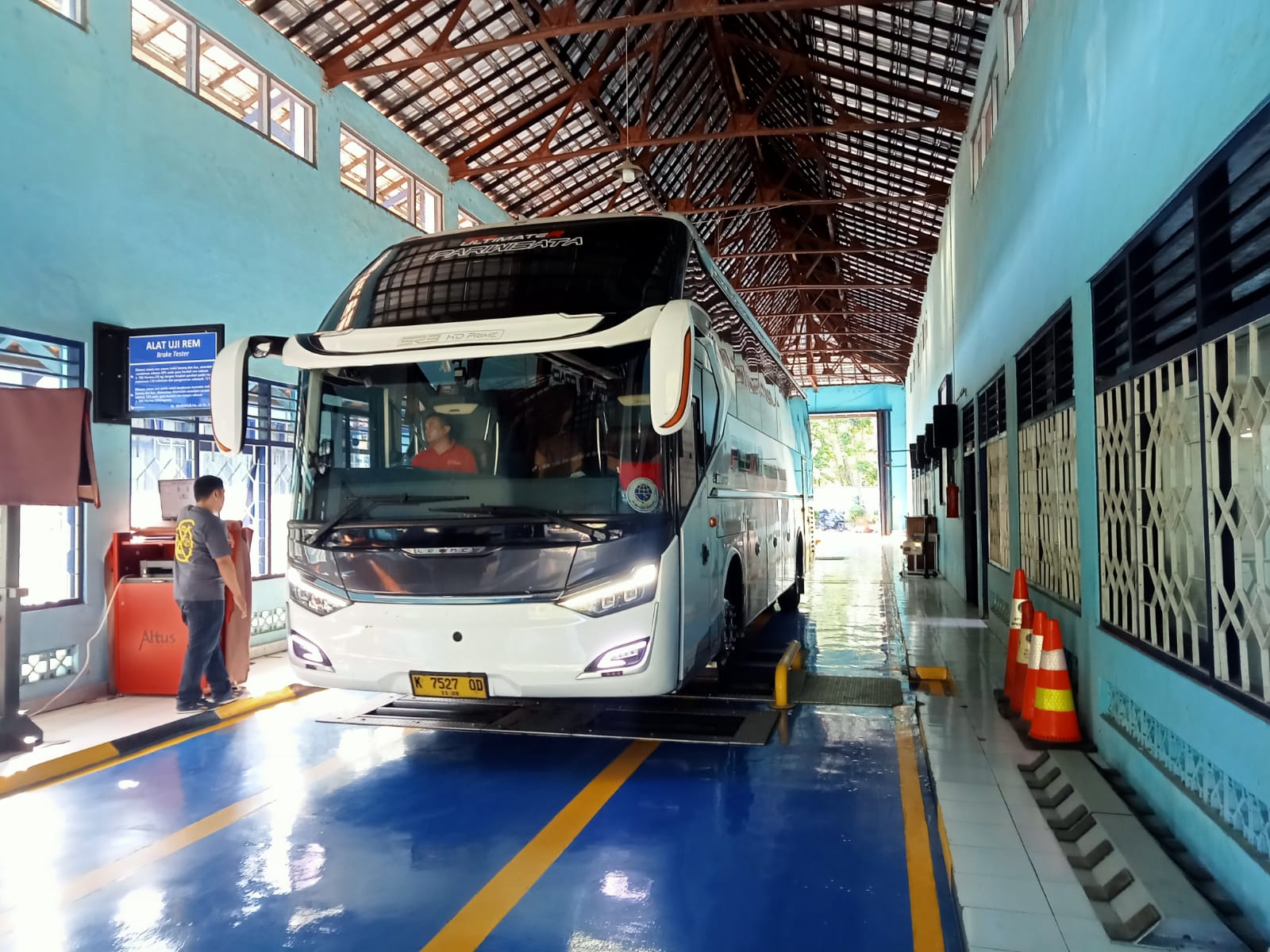 Bus dilakukan uji KIR sebelum digunakan study tour SMP Muhammadiyah Plus Salatiga.